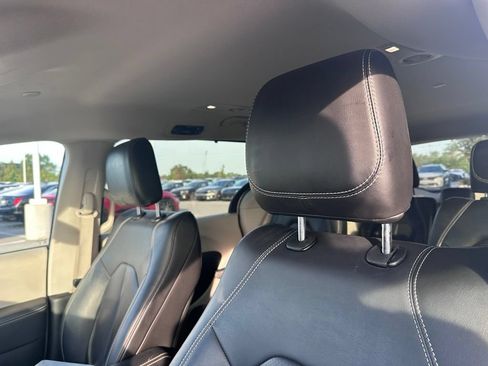 Used 2024 Chrysler Pacifica Touring-L FWD image 8
