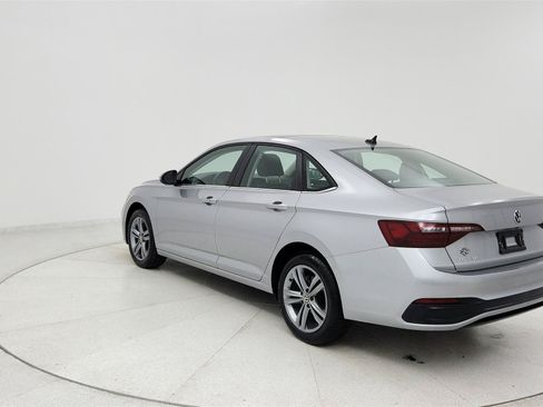 Used 2024 Volkswagen Jetta SE FWD image 3