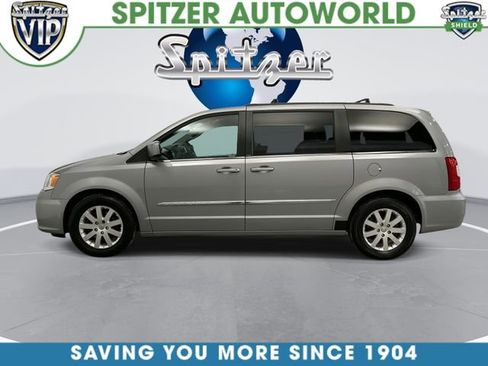Used 2014 Chrysler Town & Country Touring FWD image 7