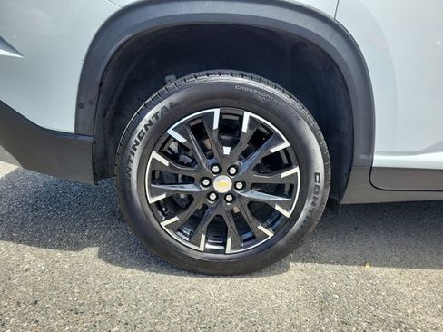 Certified 2025 Chevrolet Traverse LT w/ Sun and Wheel Package FWD image 6