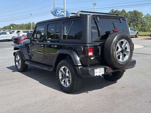 Used 2022 Jeep Wrangler Unlimited Sahara AWD/4WD image 22
