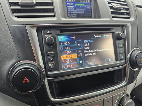 Used 2013 Toyota Highlander Plus w/ Cold Weather Pkg image 32