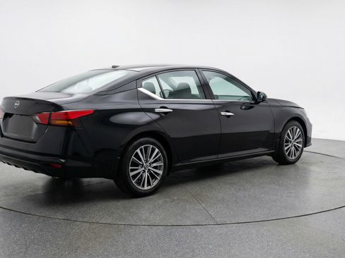 Used 2025 Nissan Altima 2.5 SV FWD image 9