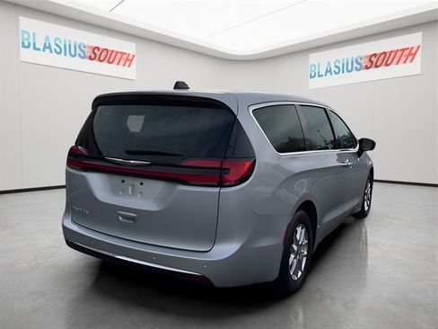 Used 2024 Chrysler Pacifica Touring-L image 3