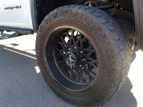 Used 2024 GMC Sierra 2500 AT4 image 11