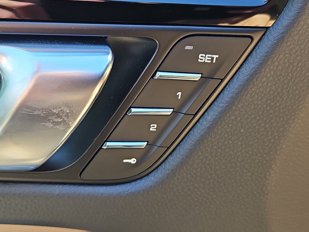 Certified 2026 Porsche Macan AWD/4WD image 22