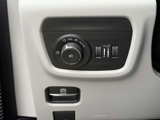 Used 2021 Jeep Grand Cherokee L Overland w/ Luxury Tech Group IV AWD/4WD image 23