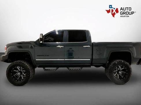 Used 2018 GMC Sierra 2500 Denali w/ Duramax Plus Package AWD/4WD image 9