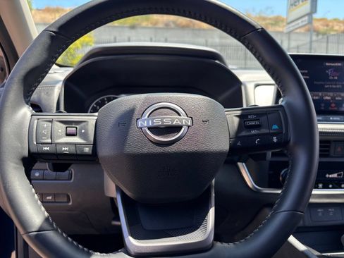 Used 2025 Nissan Rogue SV FWD image 30