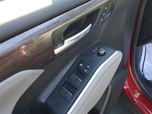Used 2023 Toyota Highlander Limited image 18