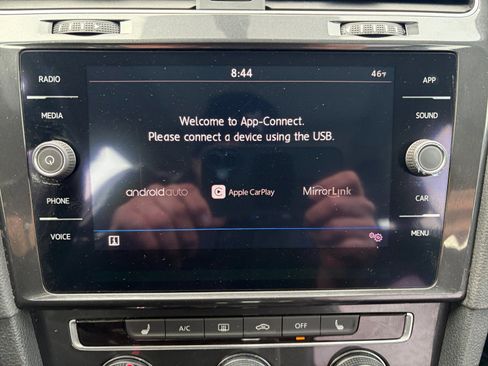 Used 2018 Volkswagen Golf SE image 14