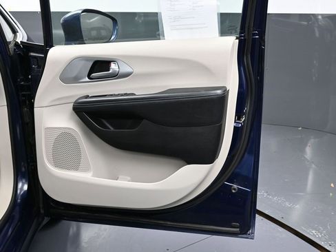 Used 2017 Chrysler Pacifica Touring Plus image 36