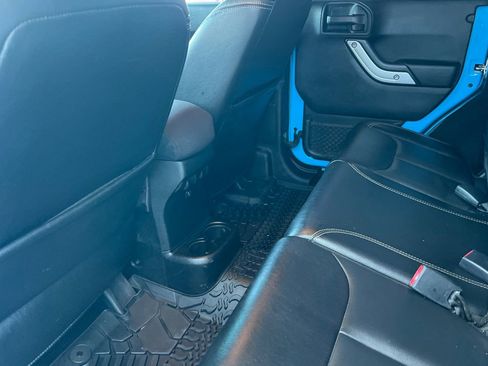 Used 2018 Jeep Wrangler Unlimited Rubicon w/ Cold Weather Group image 12