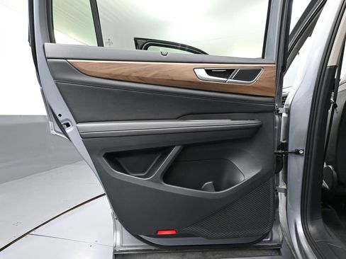 Used 2025 Volkswagen Atlas SE image 35