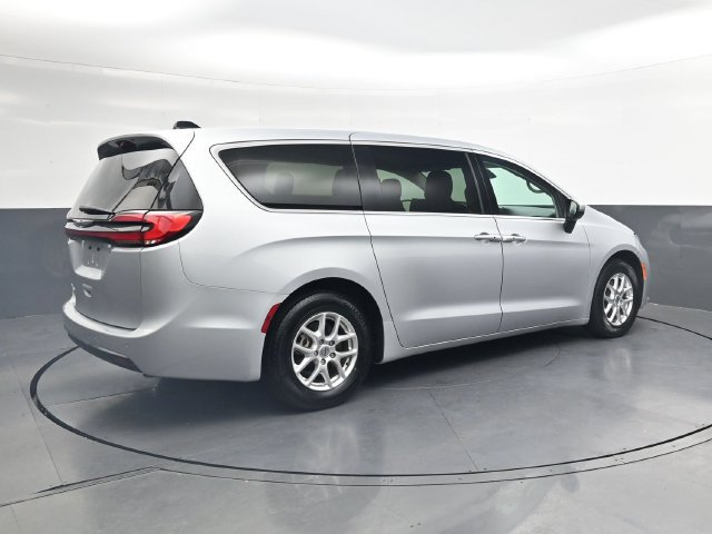 Used 2023 Chrysler Pacifica Touring-L FWD image 4