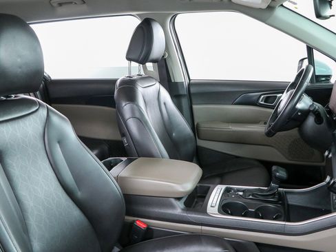 Used 2025 Kia Carnival FWD image 27