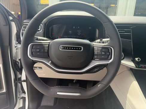 Used 2025 Jeep Wagoneer 4WD image 14
