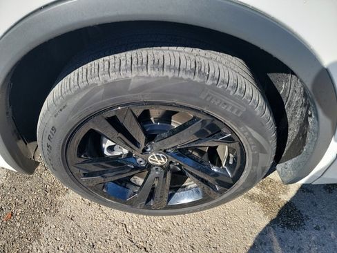 Used 2023 Volkswagen Tiguan SE R-Line image 9