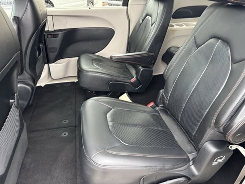 Used 2018 Chrysler Pacifica Touring-L image 19