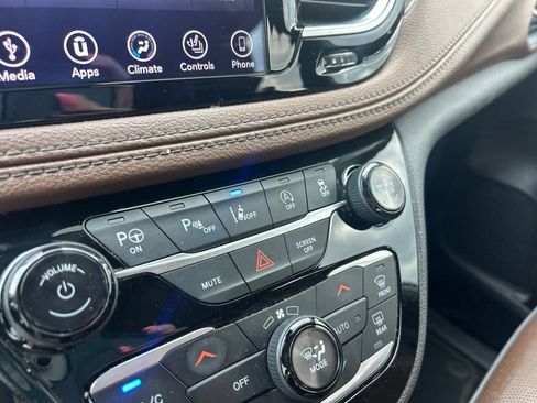 Certified 2018 Chrysler Pacifica Limited w/ Advanced Safetytec Group FWD image 16