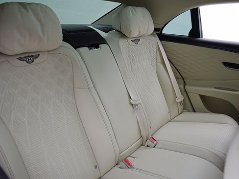 Certified 2022 Bentley Flying Spur V8 AWD/4WD image 25