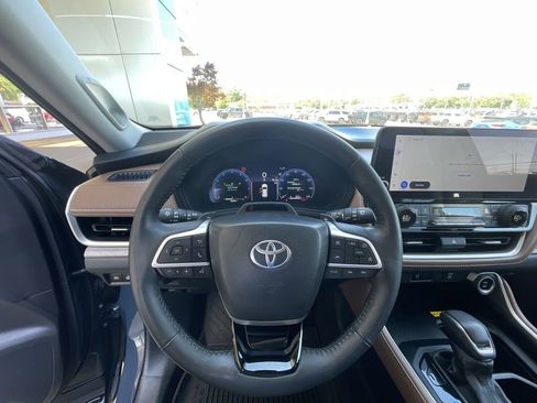 Used 2024 Toyota Grand Highlander AWD image 10
