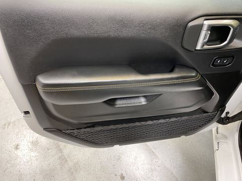 Used 2025 Jeep Wrangler Sahara image 21