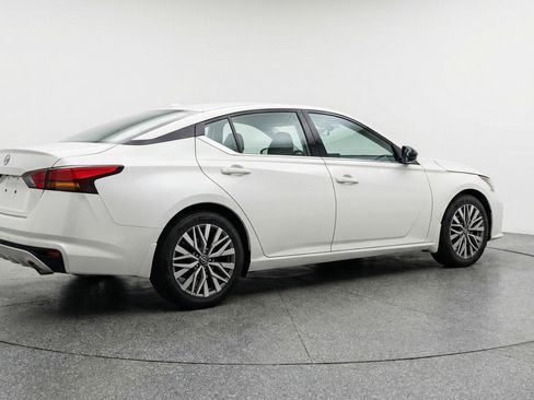 Used 2025 Nissan Altima 2.5 SV image 9