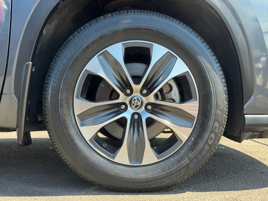 Used 2021 Toyota Highlander XLE AWD/4WD image 20