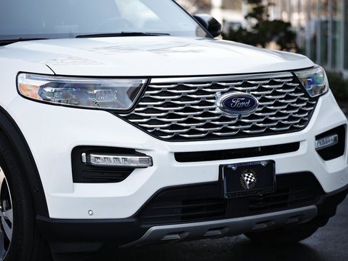Used 2020 Ford Explorer Platinum w/ Premium Technology Package image 2