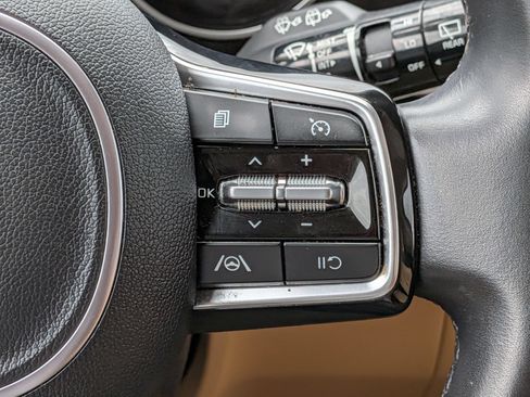 Used 2024 Kia Carnival LX FWD image 19