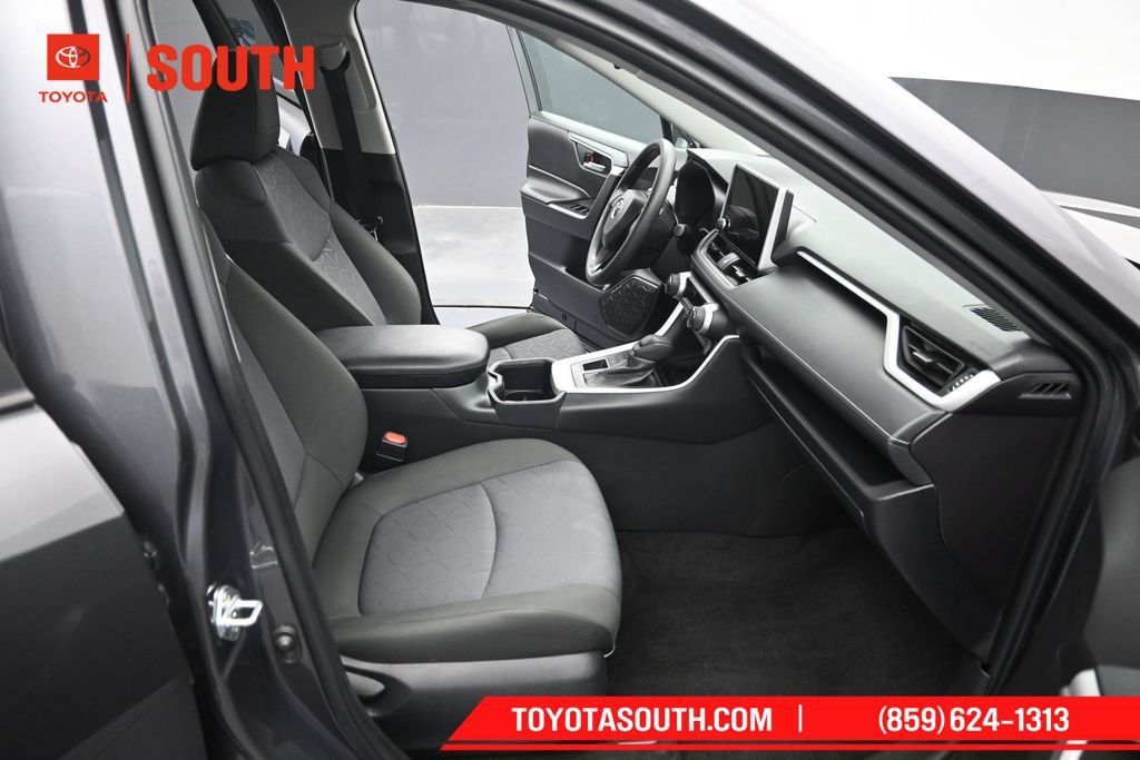 Used 2025 Toyota RAV4 XLE AWD/4WD image 29