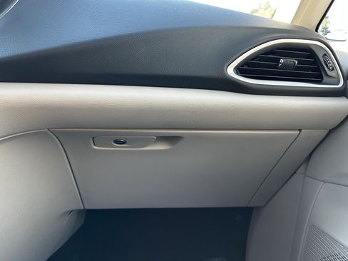 Used 2023 Chrysler Pacifica Touring-L FWD image 34