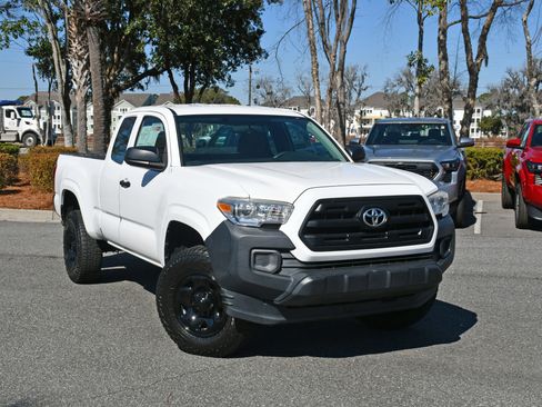 Used 2017 Toyota Tacoma SR image 6