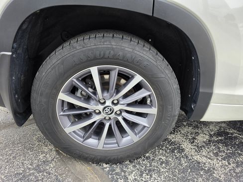 Used 2018 Toyota Highlander XLE AWD/4WD image 16
