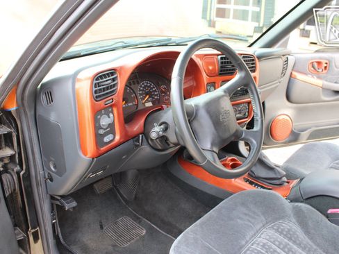 Used 2001 Chevrolet Blazer Xtreme w/ Preferred Equipment Group RWD image 14