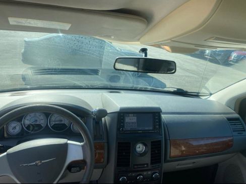 Used 2008 Chrysler Town & Country LX image 17
