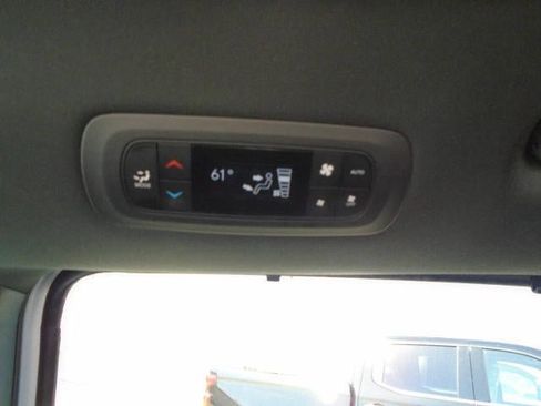 Used 2025 Chrysler Pacifica Select FWD image 24