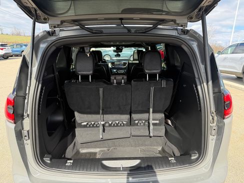 Used 2022 Chrysler Pacifica Touring-L w/ S Appearance Package image 13