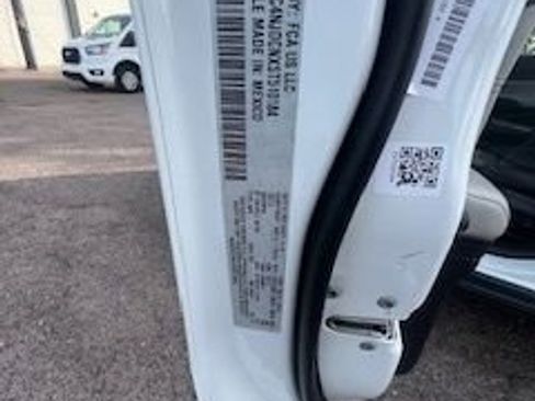 Used 2025 Jeep Compass Limited image 17