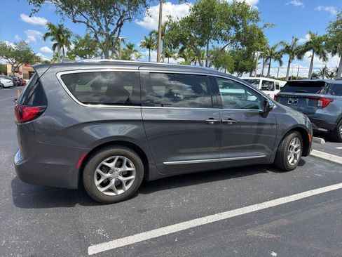 Used 2018 Chrysler Pacifica Limited w/ Advanced Safetytec Group image 1