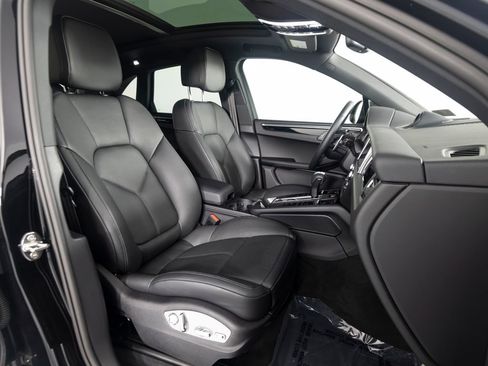 Certified 2026 Porsche Macan AWD/4WD image 35