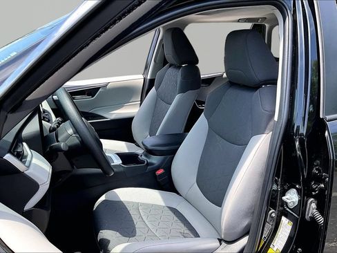 Used 2025 Toyota RAV4 XLE w/ Convenience Package FWD image 17