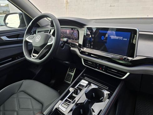 Used 2024 Volkswagen Atlas Peak Edition SEL AWD/4WD image 12
