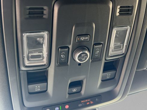 Used 2025 Chevrolet Tahoe Z71 w/ Comfort Package AWD/4WD image 21