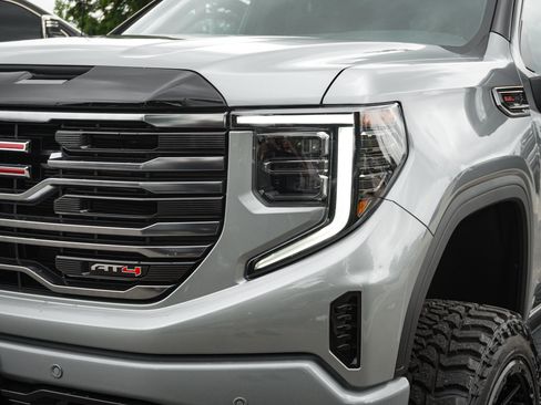 Used 2025 GMC Sierra 1500 AT4 w/ AT4 Premium Package AWD/4WD image 6