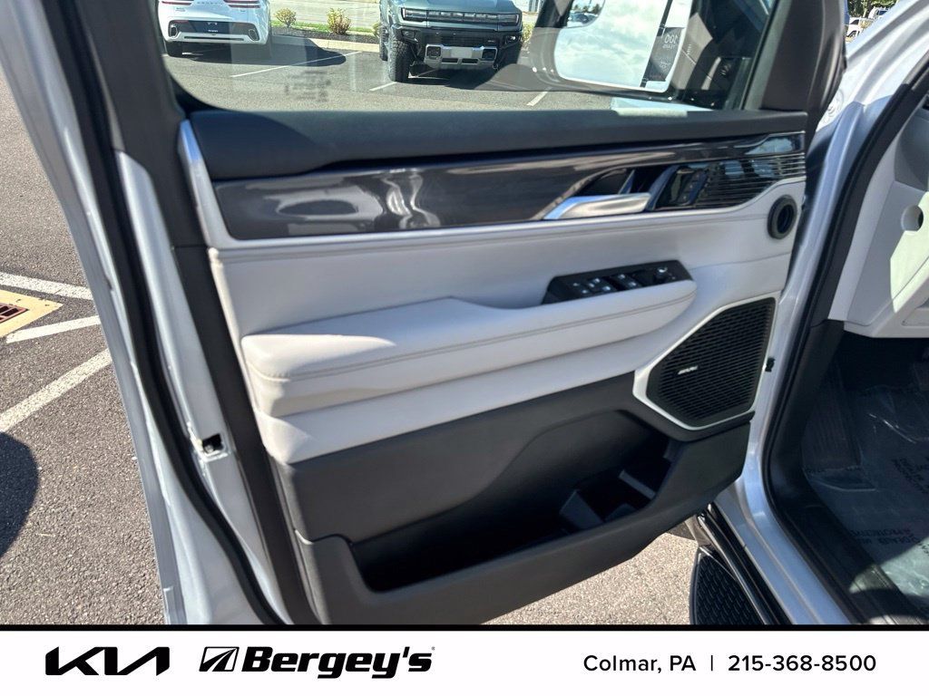 Used 2024 Jeep Wagoneer 4WD w/ Premium Group I image 11