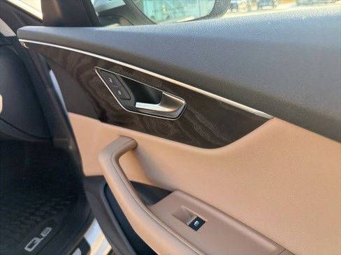 Used 2023 Audi Q8 Premium image 25