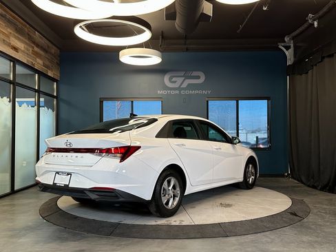 Used 2023 Hyundai Elantra SE image 3