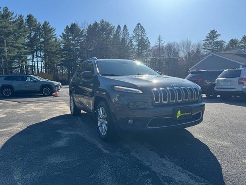 Used 2017 Jeep Cherokee Limited w/ Luxury Group AWD/4WD image 9
